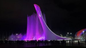 Поющие фонтаны танцуют под знаменитую арабскую песню «Хабиби». Олимпийский парк. Сочи