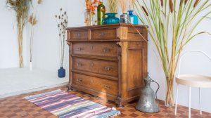 Миллион под слоем пыли: почему не стоит выбрасывать старую мебель и как ее отреставрировать