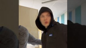 Самых беспалевных наркоманов заметили в Питере — парни искали клад в щитке подъезда, шумели, орали