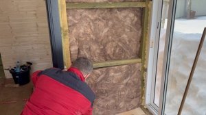 Стена готова. Жует под баней. Подкрепился и вперед