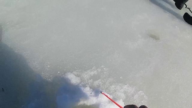 решили прокатится на рыбалку по последнему льду но как всегда