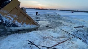 Как вытащить Грузовик из замёрзшей реки падающей стрелой