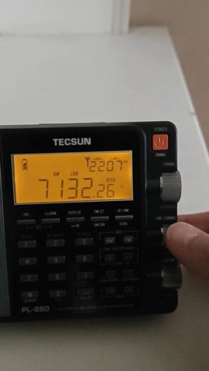 Tecsun pl 880 , изготовлен в ноябре 2025 г.прием радиолюбителей в 19:00 вечера.SW LSB 7132 kHz.