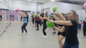 Фитнес микс - кардио тренировка с мячами для Пилатеса.