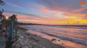 Медленная прогулка на закате по пляжу Кута, Бали 🌴 Расслабляющая атмосфера на пляже (4K)