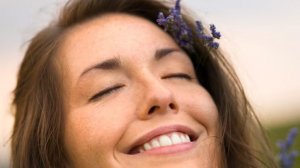 Русский певец поет, а мы при этом смотрим фрагменты фильма смешного очень и Улыбнемся непременно