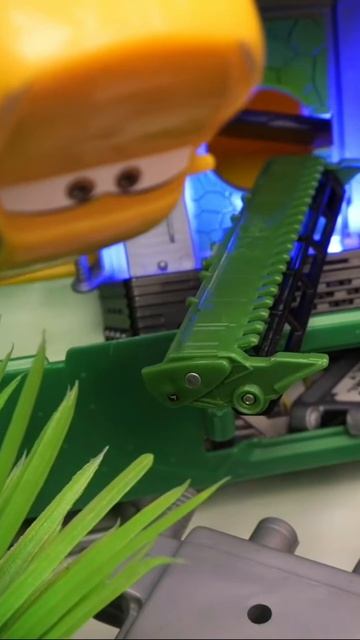 Привидение на свалке! Машинки в опасности #длядетей #молния_маквин #игрушки