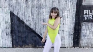 Девушка в обтягивающем танцует.Стильная и разнообразная женская одежда.