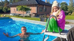 СОФУНЬЯ ШАЛУНЬЯ - СОФИЯ НЕ ХОЧЕТ ЗАКАЛЯТЬСЯ В ХОЛОДНОМ БАССЕЙНЕ .