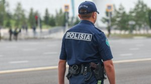 Полицейский в Казахстане упустил лихача, погнавшись за собственной машиной