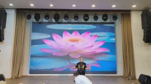 Наталья Максимова с номером "Белая обезьяна, приносящая плоды императору".