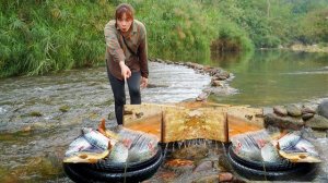 Девушка использует древесину и переработанные шины для изготовления ловушки для рыбы. Вьетнам