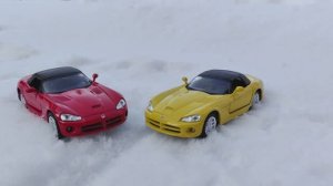 Сравнение моделей Dodge Viper третьего поколения от Welly