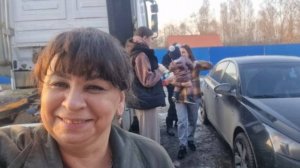 Приехали гости. Привезли домашние гостинцы из деревни. Вручаем подарок.