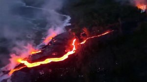 На французском острове Реюньон в Индийском океане извергается один из самых активных в мире вулканов