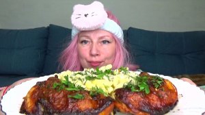 Мукбанг от Яны в образе макароны с квашеной капустой, кура ноги загорелые. Еда вкуснота.