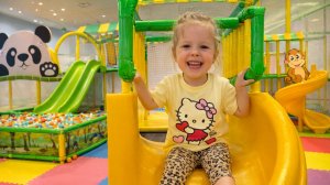 Анна Мария играет на площадке Joyland - настоящие детские джунгли. Горки, сетки и весёлые прыжки.