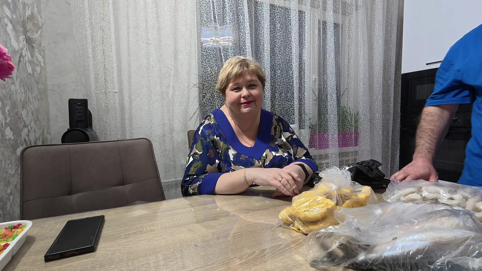 ⁣Купили коптильню  и выбираем мангальную зону. Забрали  племянника Сафара. Наши покупки.