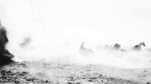 Вслепую пушка лупит, наотмашь шашка рубит,  и ворон большекрылый над битвою кружит.