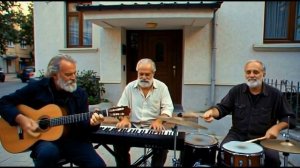 Бабки у подъезда все знают  (Муз. клип от Нейро - Пенсионеров)