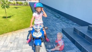 СОФУНЬЯ ШАЛУНЬЯ - СОФИЯ КУПИЛА НОВУЮ МАШИНКУ ДЛЯ СЕСТРЫ.