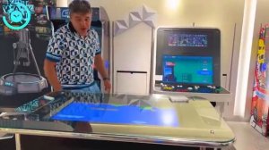 Настя и папа в парке аттракционов отмечают День подарков [get.gt]