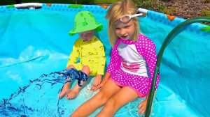 СОФУНЬЯ ШАЛУНЬЯ - СОФИЯ И НИКА УСТРОИЛИ ДЕНЬ В БАССЕЙНЕ.