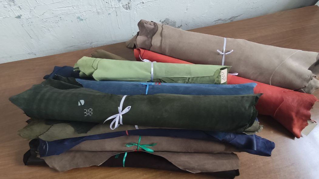 Коробка № АА2103   Велюр из кожи МРС целые шкуры ЦЕЛЫЕ ПАЧКИ