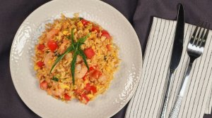 Жареный рис с креветками