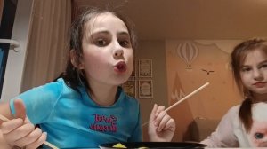 челенж едим палчками🤣🤣🤣😝