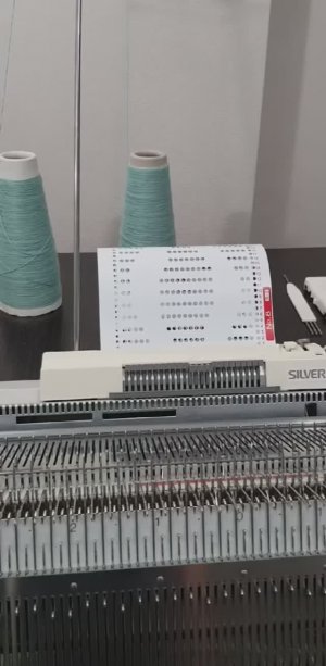 Одиночный мотив в махровом вязании на перфокарточной машине  Silver Reed 5 класса.