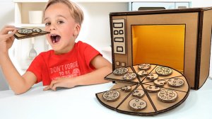 Крис и Майк весело играют с картоном