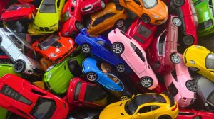 Безумие мини-гаража! Более 20 красочных моделей автомобилей с открывающимися дверями