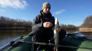 ЛОВЛЯ ЩУКИ НА КРАСИВОМ ЛЕСНОМ ОЗЕРЕ! Рыбалка на спиннинг поздней осенью 2025