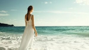 Вся сила женщины в любви, она споет нам вновь и вновь, а мы поверим, что любовь Ей правит...