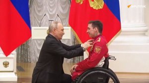 Президент встал на колено, чтоб вручить медаль Ивану Голубкову