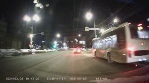 2 нарушения ПДД в минуту (поворот при запрещающем знаке и сигнале светофора и не из того ряда).