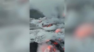 Появились кадры извержения одного из самых активных в мире вулканов на острове Реюньон.