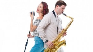 Она поет, а он на саксофоне, под эту музыку  влюбляться хорошо, и Медленно и верно...