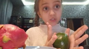 я пробую экзотические фрукты.