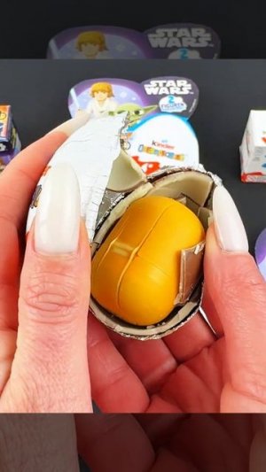 Распаковка Kinder Surprise по мотивам «Звездных войн» 2026 года.