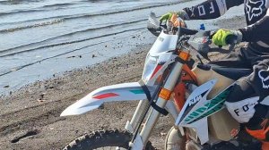 Пробует KTM six days