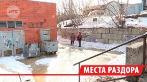 В Иркутске жители дома на Румянцева постоянно получают штрафы за парковку у мусорных контейнеров