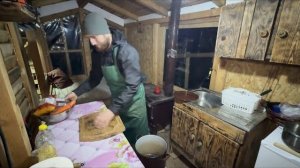 Мужчина живёт в своём маленьком доме, где животные — его семья.