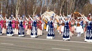 Кыргызстанцы отмечают Нооруз на центральной площади Бишкека