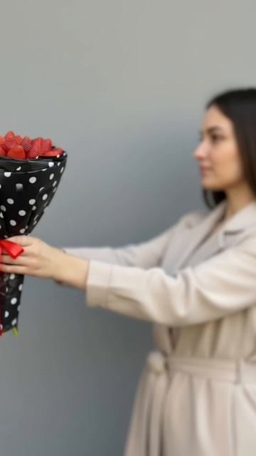 Букет из клубники Rostov-buket.ru/shop/bukety-po-tipu/bukety-s-fruktami/buket-iz-klubniki