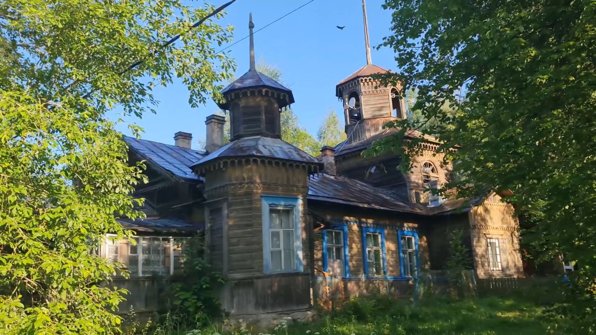 ДЕРЕВЯННЫЙ ЗАМОК В ДЕРЕВНЕ ДРУЖНАЯ ГОРКА