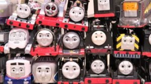 Паровозики Томас серого и чёрного цвета детям. Играем вставляем батарейки в них.#дети #видеодлядетей