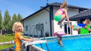 СОФУНЬЯ ШАЛУНЬЯ - НИКА И СОФИЯ И ИХ РАЗВЛЕЧЕИНЯ В БАССЕЙНЕ.