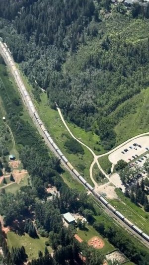 Длина поездов в Канаде примерно 3км